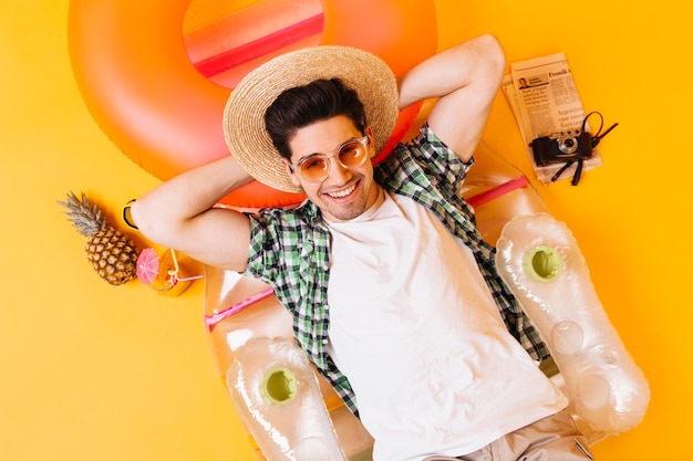 Chico Con Sombrero De Paja Gafas Y Camiseta Blanca Descansa Sobre Un Colch N Inflable Con