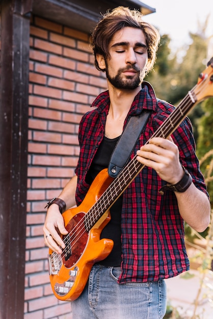 Chico Tocando La Guitarra Eléctrica | Foto Gratis