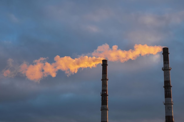 Chimenea De Una Central Térmica En Luz Vespertina, El Humo Extraído Por ...