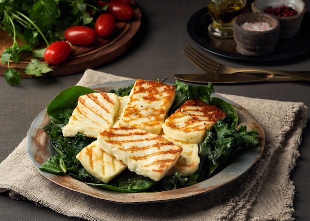 Chipre Fri El Queso Halloumi Con Una Saludable Ensalada Verde Lchf