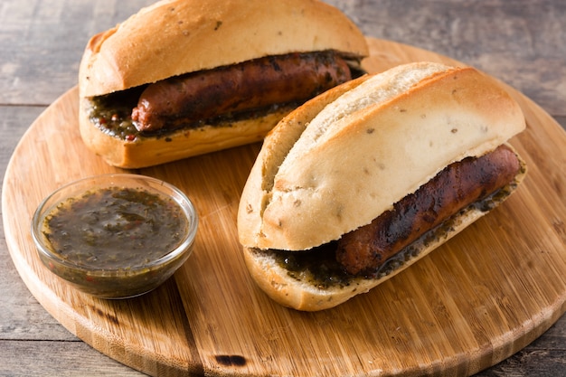 Choripan Sandwich Tradicional Argentino Con Salsa De Chorizo Y