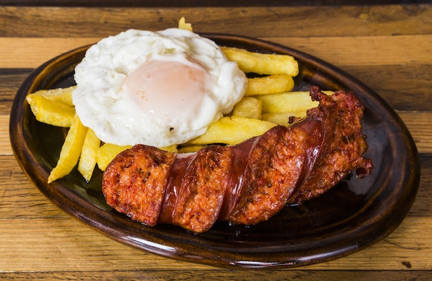 Chorizo Frito Con Huevo Y Papas Fritas Foto Premium