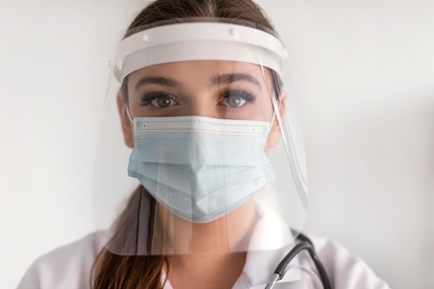 No confundir mascarilla transparente con pantalla de plástico No confundir mascarilla transparente con pantalla de plástico
