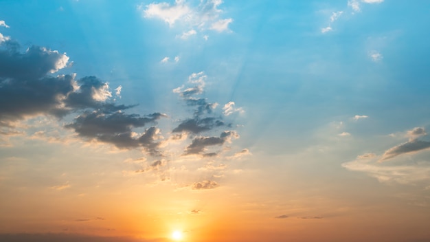 Cielo Del Atardecer Azul Y Naranja Con Rayos De Sol Paisaje Natural De Fondo Escena Del Cielo Temprano En La Manana Foto Premium