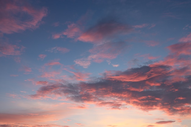 Cielo del atardecer y las nubes de color rosa pastel ...