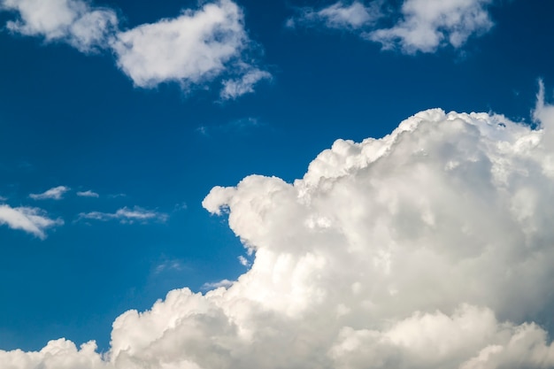 Cielo azul con nubes blancas hinchadas en brillante día claro y soleado