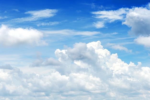 Cielo azul con el uso de nubes para el fondo de papel ...