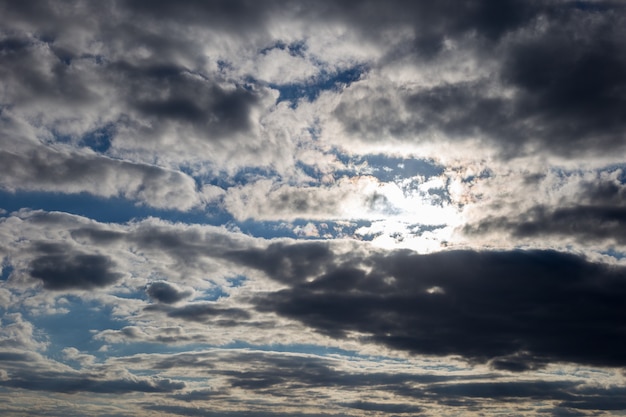 Cielo Cubierto De Nubes Con Destellos De Rayos De Sol Foto Premium