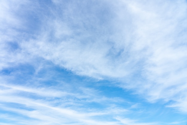 El cielo es azul brillante. hay nubes flotando a través. siéntete ...