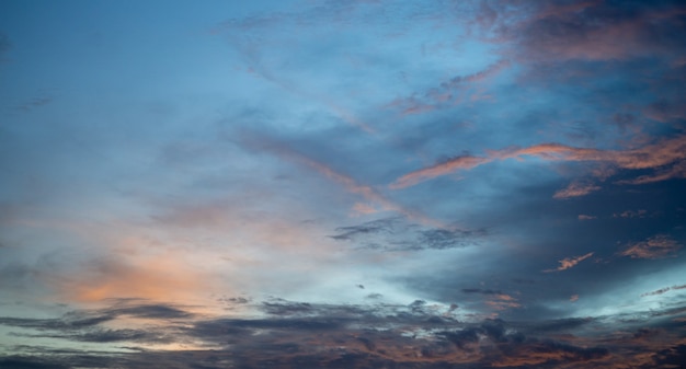 Cielo Y Nubes Al Atardecer Son Hermosos Colores Rojo Y Naranja Del