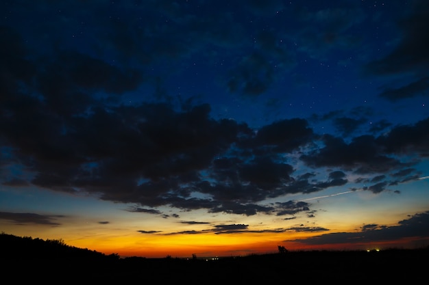 Cielo oscuro con nubes después del atardecer Foto Premium