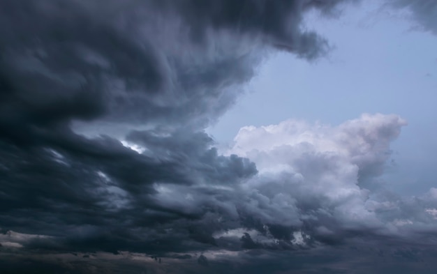cielo-tormentoso-nubes-grises-antes-lluvia-concepto-pronostico-tiempo_-