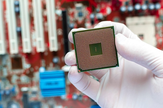 Cierra la mano del científico que sostiene un chip de procesador de cpu