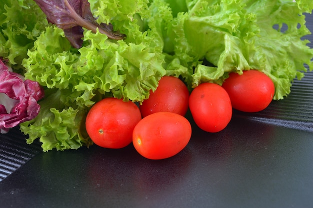 Cierre Fresco De Tomate Cherry Con Ensalada De Lechuga Foto Premium