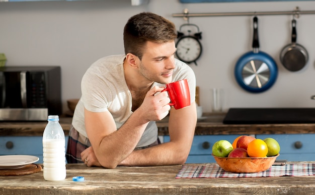 Ciérrese encima de la opinión sobre un hombre con la taza roja en la