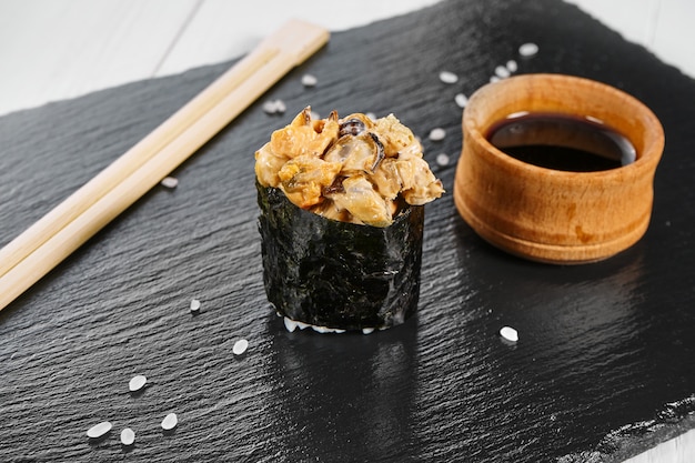 Ciérrese encima de la opinión sobre el sushi del nigiri en la placa de