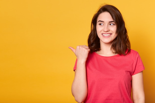 Cirrese Encima Del Retrato De La Hembra Joven Bien Vestida Del Pelo De