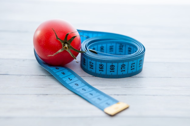 Cinta Métrica Y Tomate Jugoso El Concepto De Nutrición Saludable Y Pérdida De Peso Foto Premium 0719