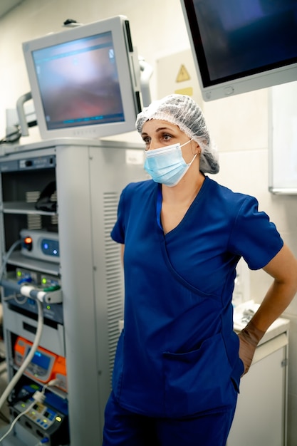 Cirujano De Sexo Femenino Joven Con Equipo De Ventilación De Pulmones ...