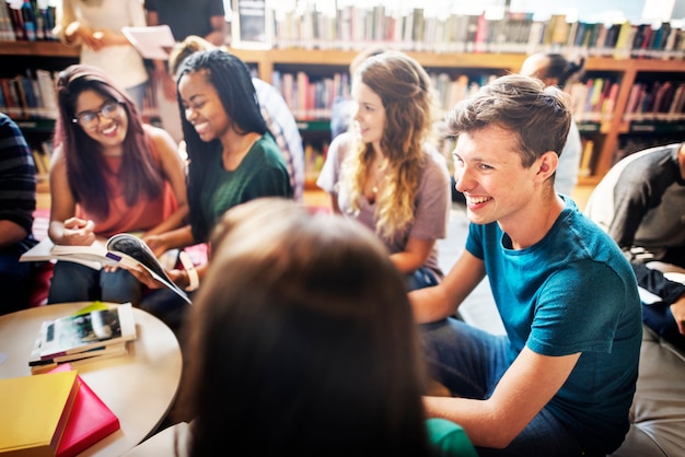 Classmate classroom sharing international friend concept Foto Premium