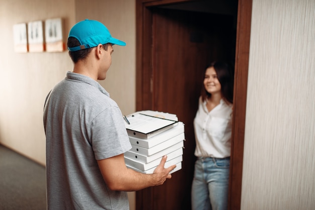 Clienta En La Puerta Y Repartidor De Pizzas Foto Premium