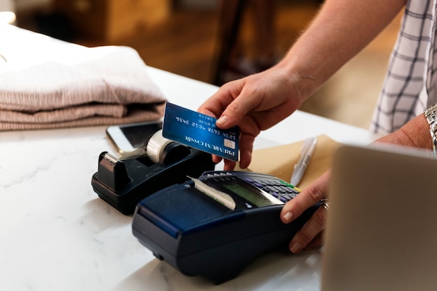 El cliente está pagando con una tarjeta de crédito | Foto Gratis