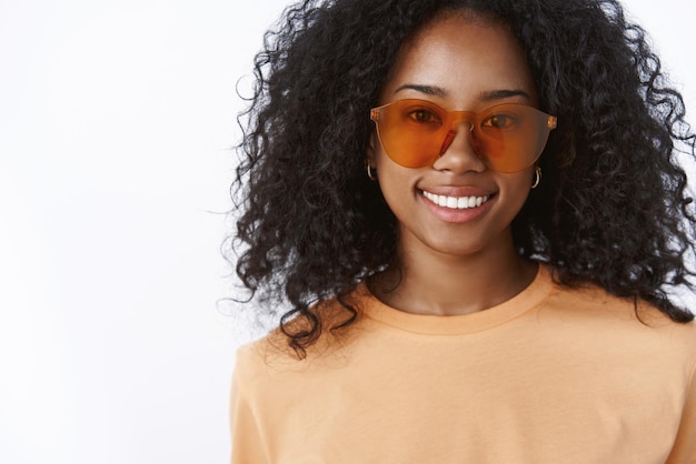 Close-up encantadora mujer joven de piel oscura con impresionantes gafas de sol de moda Foto Premium 
