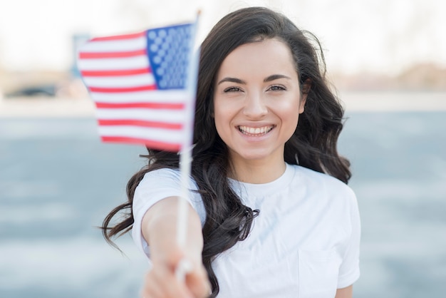 Close-up mujer morena con bandera de estados unidos sonriendo Foto gratis