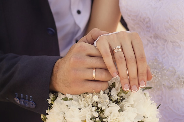 Фото с обручальными кольцами на руках муж и жена