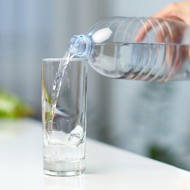 Closeup Imagen De Una Mano Femenina Sosteniendo Una Botella De Agua Potable Y Vertiendo Agua En 5552