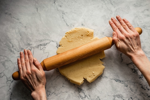 Cocinando Galletas Estirar La Masa Con Un Rodillo De Madera Sobre Un