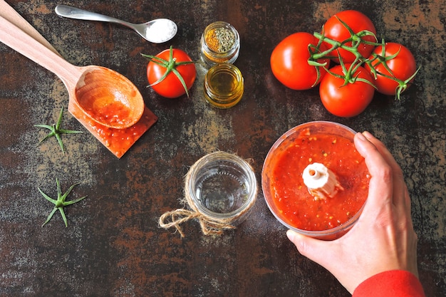 Cocinar Salsa De Tomate Casera Tomates Y Especias Las Manos Femeninas