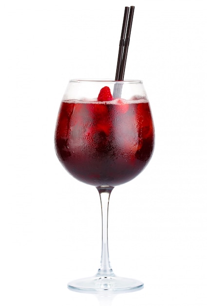 Cóctel de alcohol rojo con vino tinto y frambuesas aislados Foto Premium