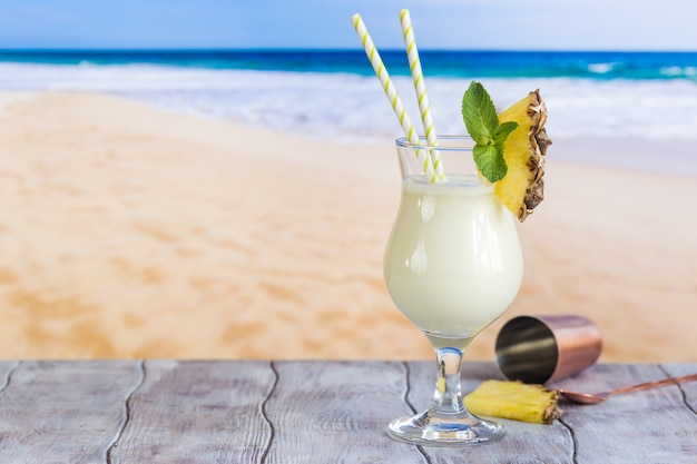 Cóctel Frío De Piña Colada En Un Vaso En La Playa Con Superficie Marina ...