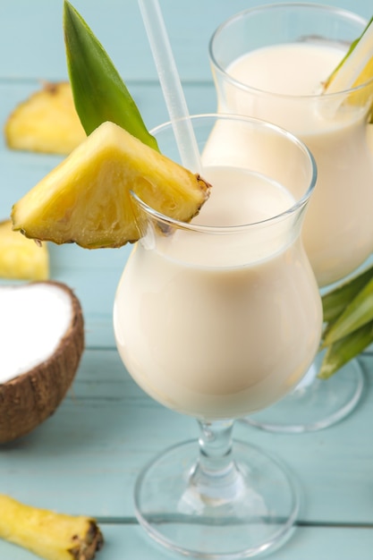 Cóctel de piña colada cóctel alcohólico de verano refrescante de piña