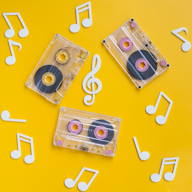 Colección de cintas de cassette transparentes con notas musicales