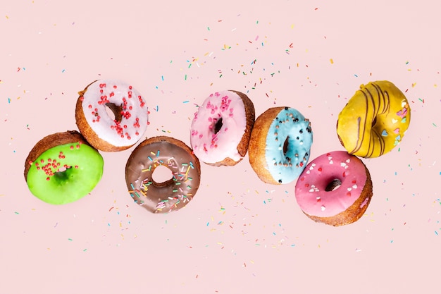 Colección De Donas Con Donas Voladoras Azules Rosas Verdes Y Amarillas Sobre Fondo Rosa Foto 5437