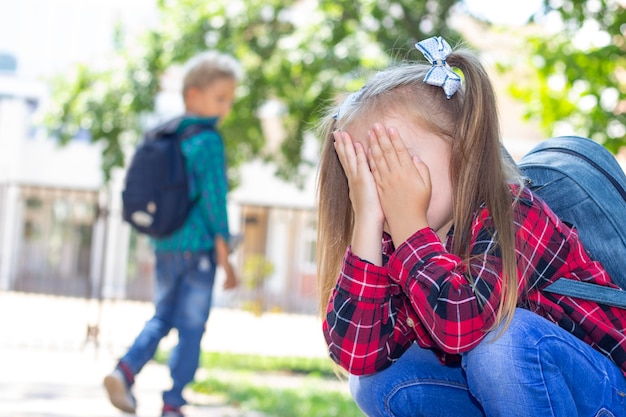 La Colegiala Está Llorando Y El Colegial Se Ha Ofendido. Bullying En La 