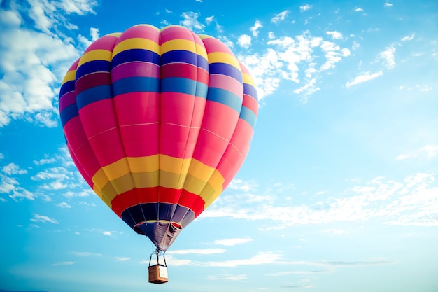 Colorido Globo Aerostático Volando En El Cielo Descargar Fotos Premium