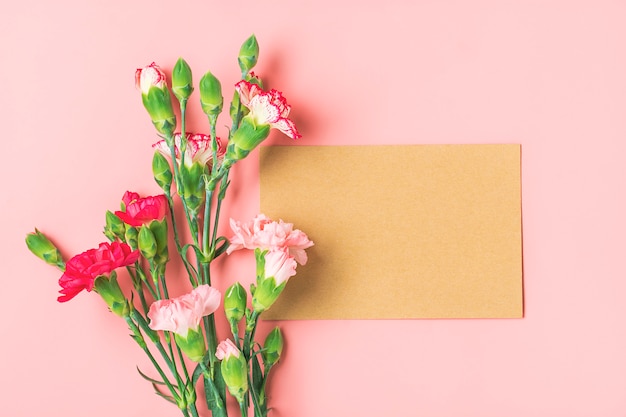 Colorido Ramo De Diferentes Flores De Clavel Rosa Cuaderno Blanco