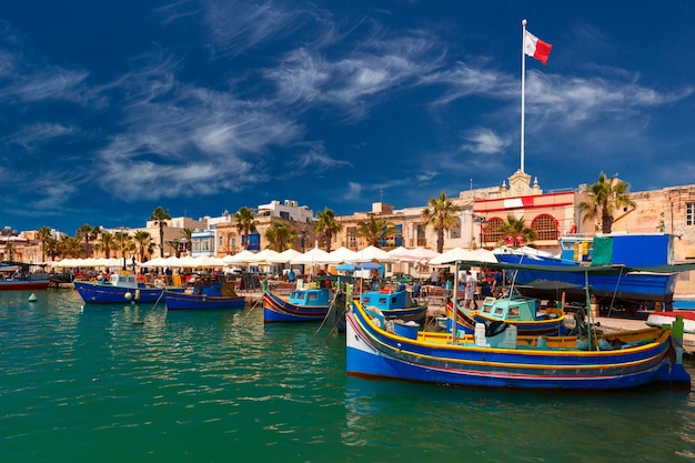 Coloridos Barcos De Ojos Tradicionales Luzzu En El Puerto Del Pueblo