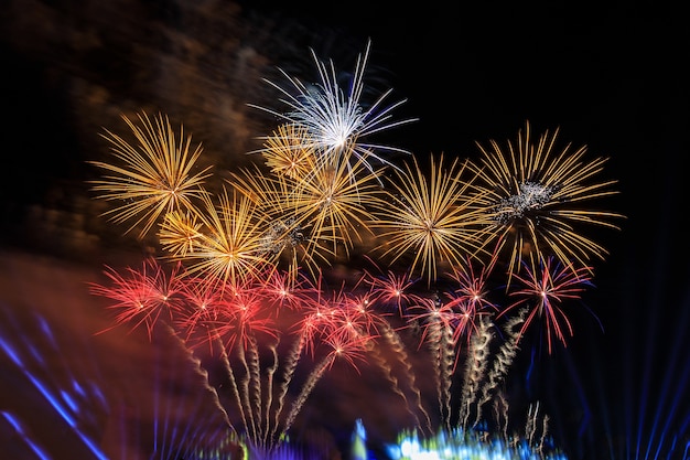 Coloridos Fuegos Artificiales En La Noche De Celebración Foto Premium 1353