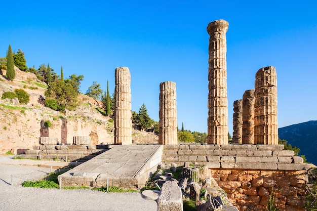 Columnas En Ruinas Del Templo De Apolo En Delfos Delfos Era Un