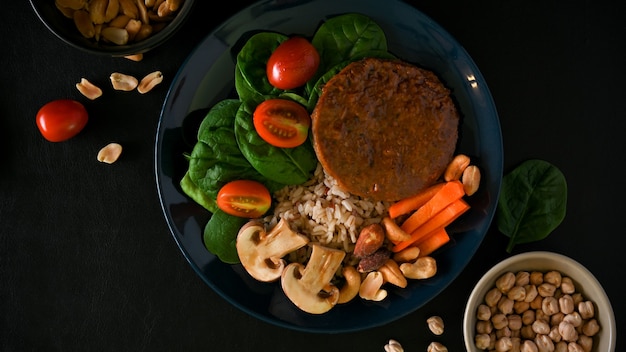 Comida A Base De Plantas Con Carne Vegana Arroz Integral Espinaca Tomate Champi N