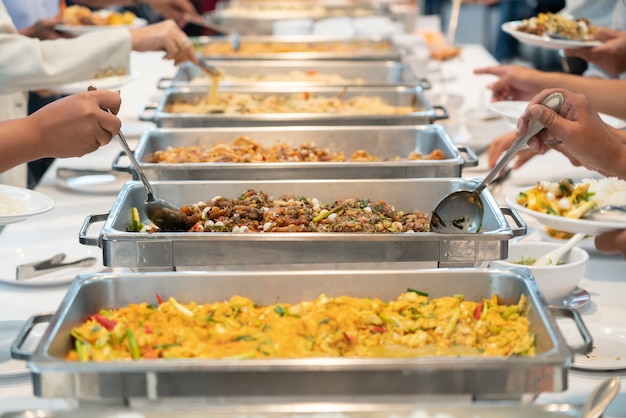 Comida buffet de catering en la mesa | Foto Premium