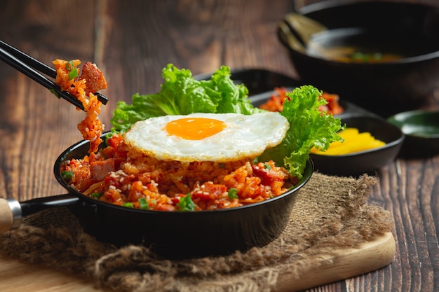 Comida Coreana Arroz Frito Con Kimchi Servir Con Huevo Frito Foto Gratis