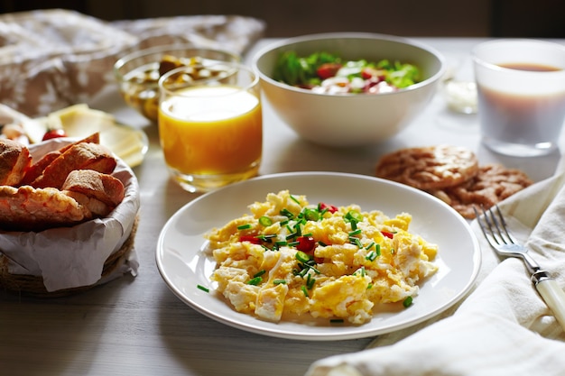 Comida Fresca Para El Desayuno Huevos Revueltos Y Jugo De Naranja Foto Premium