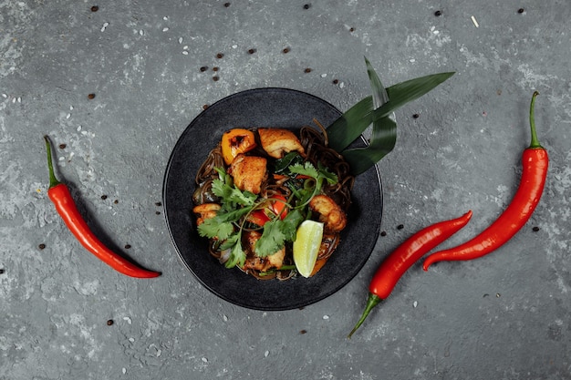 Comida Japonesa Fideos Soba Con Pollo Y Verduras Foto Premium