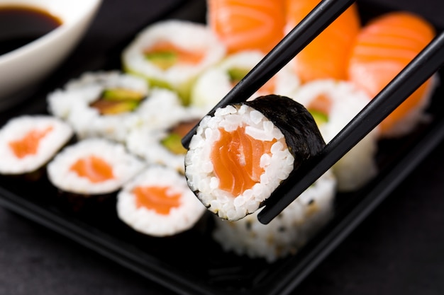 Comida japonesa: sushi maki y nigiri en negro, primer plano Foto Premium