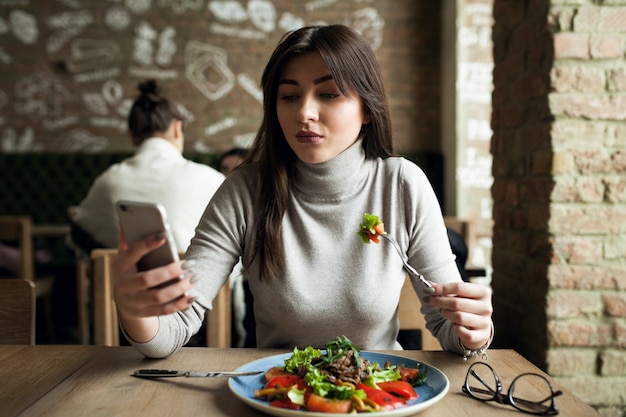 Comida Mujer Almuerzo Personas Comiendo Foto Gratis 